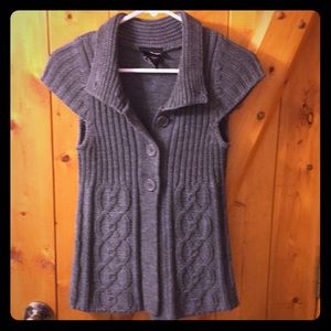 Short-sleeved cable-knit baby doll sweater